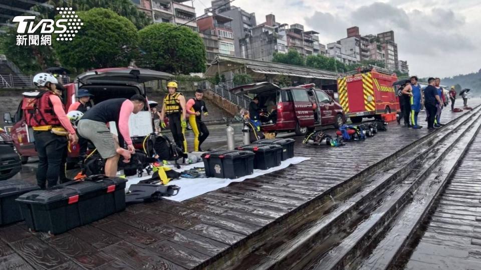 有男子中午從碧潭吊橋墜落，搜救人員搜救中。（圖／TVBS）