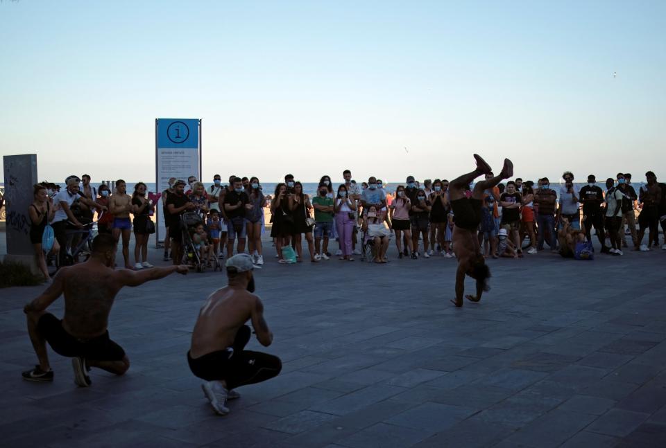 People dance at Barceloneta beach (REUTERS)