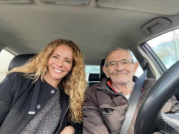 Paula Vázquez junto a su padre