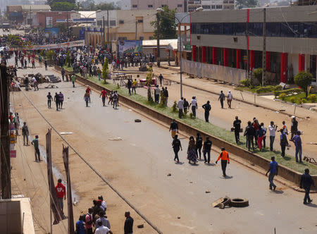 FILE PHOTO: Anti-government demonstrators block a road in Bamenda, Cameroon, December 8, 2016. REUTERS/Stringer/File Photo