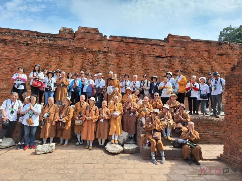 ▲圓光禪寺印度朝聖團，在那爛陀大學遺址前合影。（圖/記者潘明賜攝)