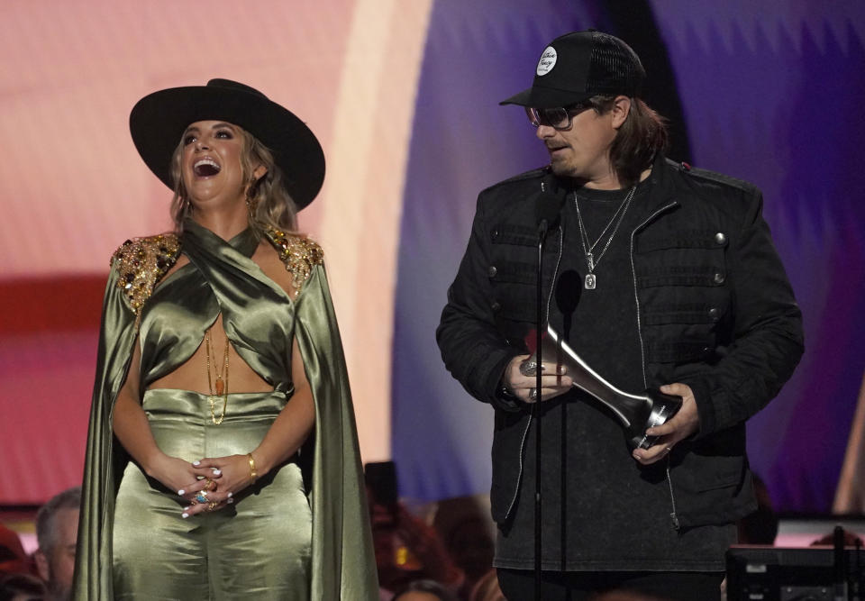 Lainey Wilson, izquierda, y HARDY reciben el premio a evento musical del año por "Wait in the Truck" en la 58a entrega anual de los Premios de la Academia de Música Country el jueves 11 de mayo de 2023, en el Ford Center en Frisco, Texas. (Foto AP/Chris Pizzello)