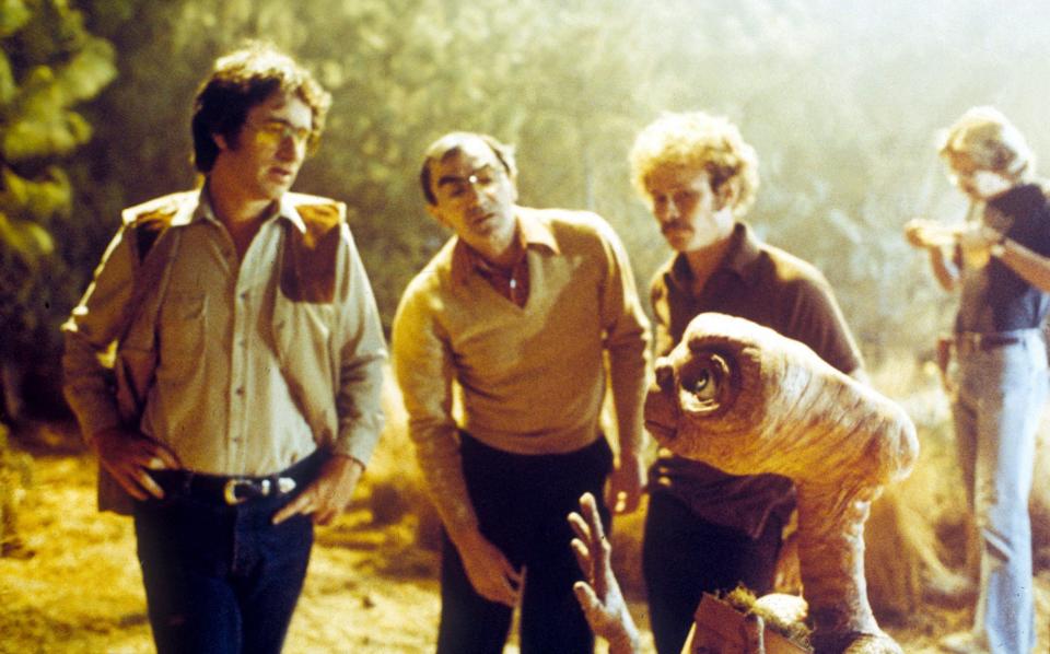 Director Steven Spielberg behind the scenes on E.T. - Moviestore Collection Ltd / Alamy Stock Photo