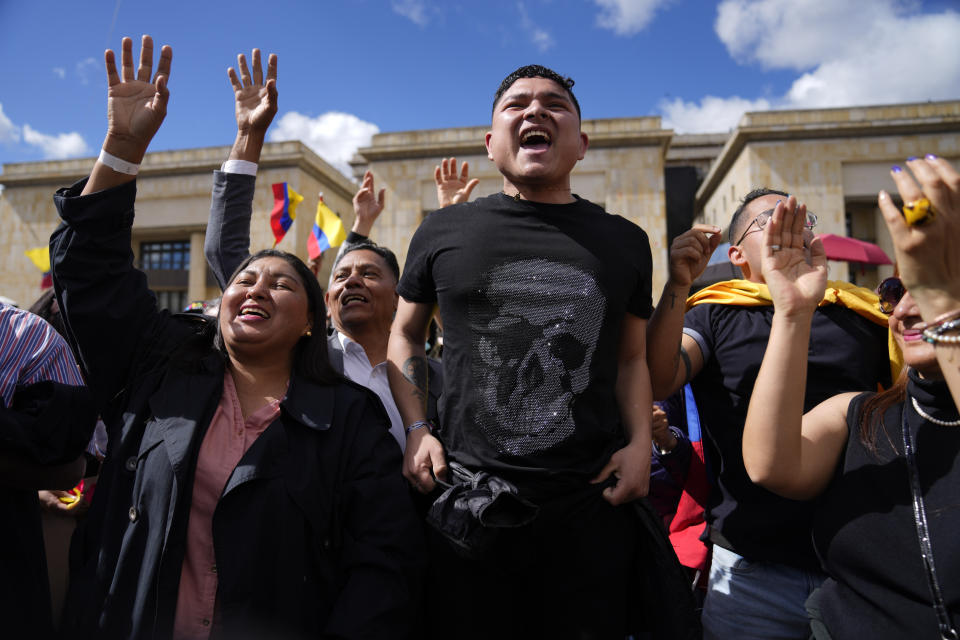 Los partidarios del nuevo presidente Gustavo Petro asisten a su ceremonia de juramentación en la plaza de Bolívar en Bogotá, Colombia, el domingo 7 de agosto de 2022. (AP Foto/Ariana Cubillos)