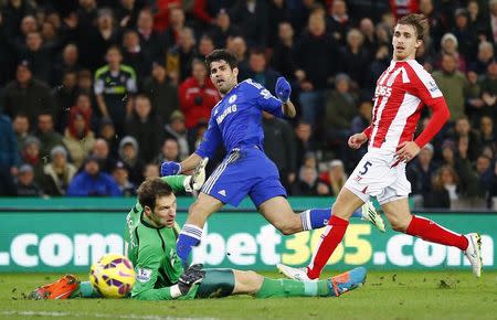 Chelsea's Diego Costa (C) shoots wide of the goal past Stoke City's Asmir Begovic (L) during their English Premier League soccer match at the Britannia Stadium in Stoke-on-Trent, northern England December 22, 2014. REUTERS/Darren Staples