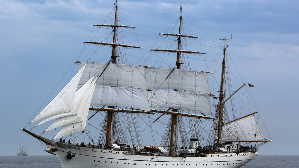 Das Segelschulschiff der Deutschen Marine, die «Gorch Fock», bei der traditionellen Geschwaderfahrt der Hanse Sail auf der Ostsee vor Rostock-Warnemünde. Foto: Bernd Wüstneck