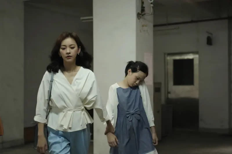 ▲《小曉》中陳意涵（左）飾演林品彤的媽媽。（圖／CATCHPLAY＋）