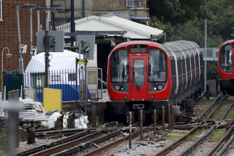 英國倫敦地鐵帕森綠地站15日發生恐攻爆炸，這是出事的火車（AP）