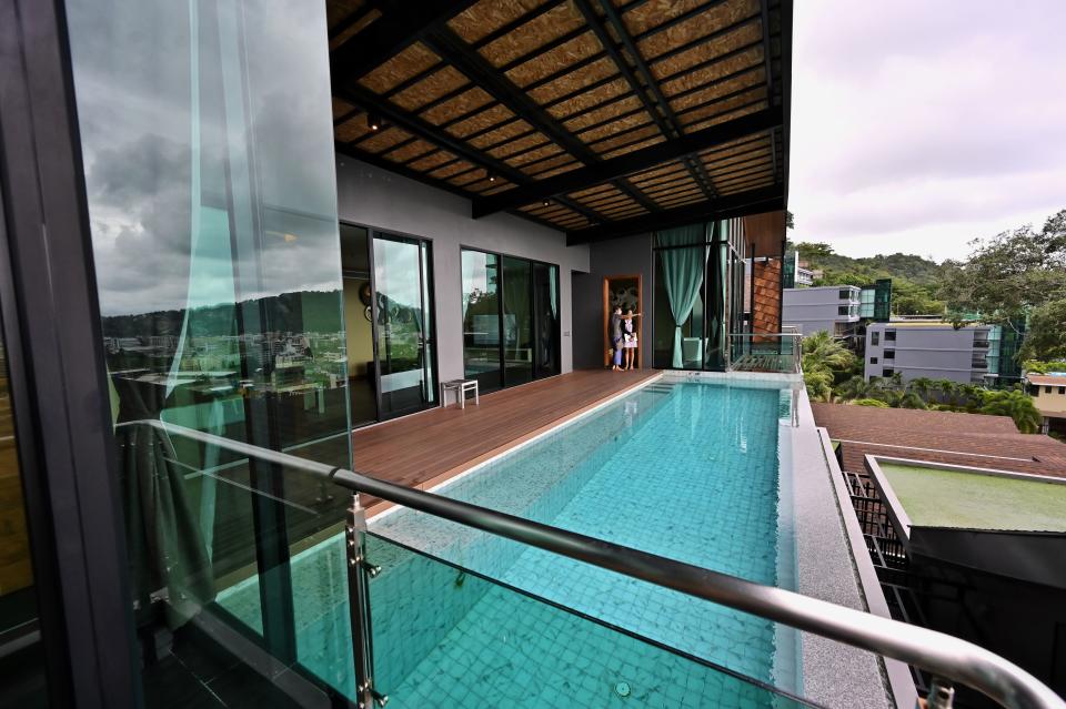 Los visitantes tendrán a su disposición una piscina infinita en la villa, disfrutarán de comidas gourmet y pasarán dos controles de temperatura al día. (Foto: Lillian Suwanrumpha / AFP / Getty Images).