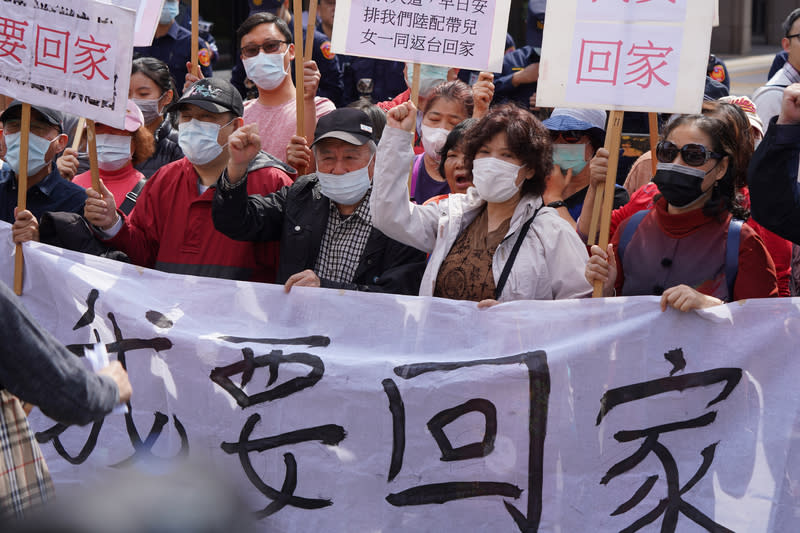 滯湖北國人家屬赴陸委會陳情 (圖)