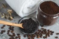 Noch schneller funktioniert Kaffeesatz als Maske gegen müde Augen: Vermischen Sie hierfür einen Teil Kaffeesatz und einen Teil Kokosöl zu einer Paste. Tragen Sie diese nun dünn auf ihre geschlossenen Augen auf und entspannen Sie fünf bis zehn Minuten. Danach können Sie die Maske mit warmem Wasser abspülen und sich über Ihren frischen Teint freuen. (Bild: iStock / Jelena Irikova)