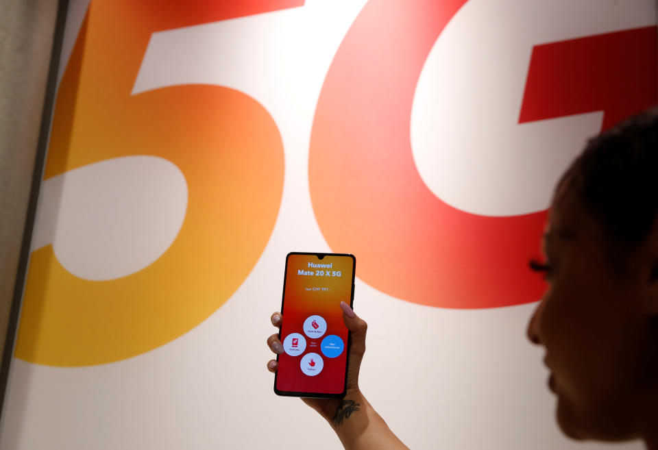 An employee displays a Huawei 5G Smartphone Mate 20X smartphone at a Sunrise telecommunications shop in Opfikon, Switzerland June 21, 2019. REUTERS/Arnd Wiegmann