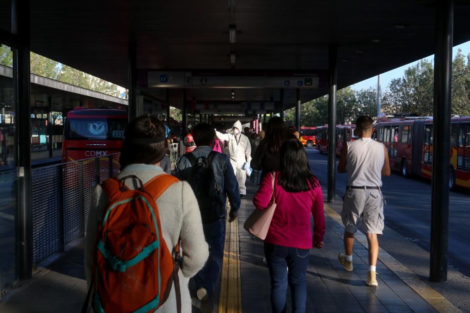 Trabajadores del Sistema de Transporte Público Metrobús realizaron la dosificación del ingreso de usuarios en la estación terminal Tepalcates con el propósito de no propagar más contagios de Covid-19 y evitar aglomeracionesâFOTO: GRACIELA LÓPEZ /CUARTOSCURO.COM