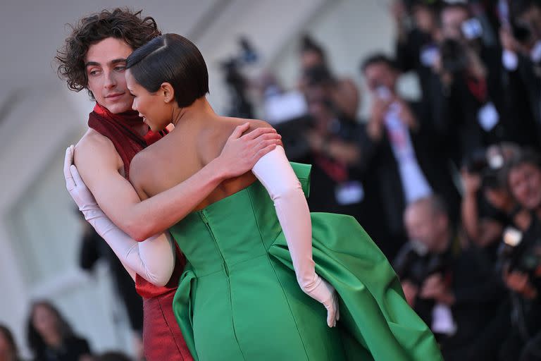 Timothee Chalamet y Taylor Russell llegan a la presentación de Hasta los huesos, durante la 79ª edición del Festival de Venecia 