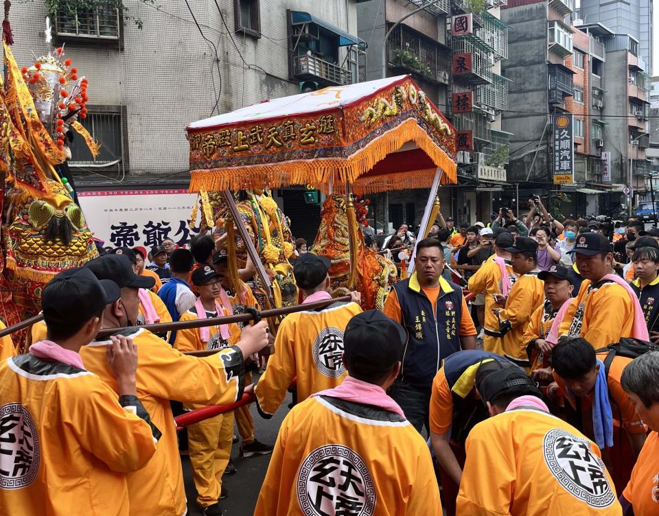 繞境隊途經三十多個萬華在地大小宮廟及案桌，遶境時間長達12個小時，展現虔誠的宗教力。(圖/艋舺真武殿提供)