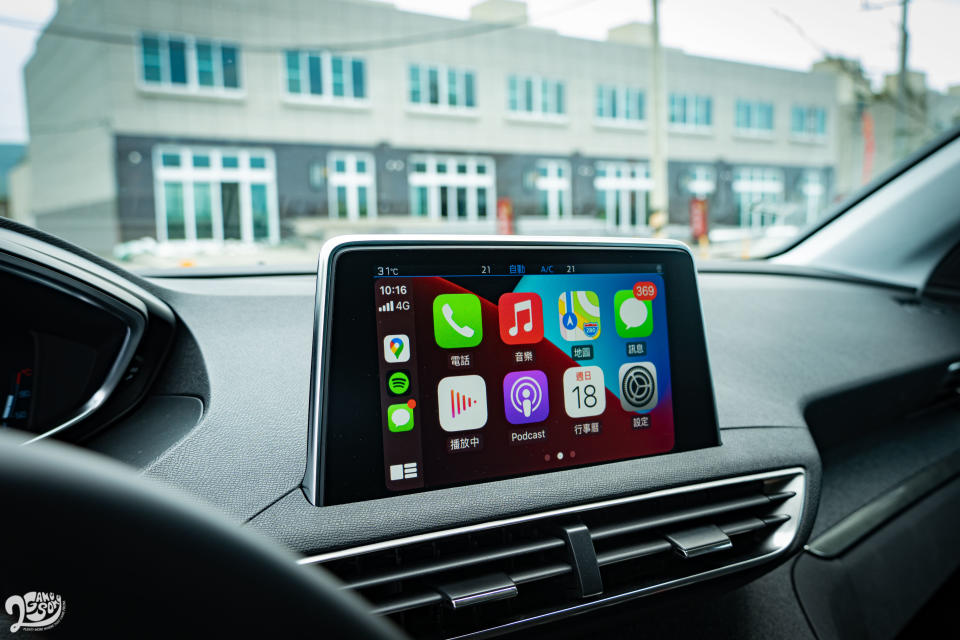 3008 全車系標配 Apple CarPlay 、Android Auto 和 MirrorLink，透過 8 吋全彩觸控螢幕使用。