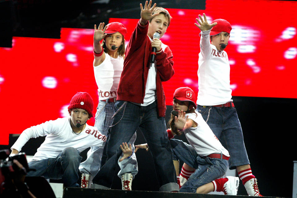 Hasselt, BÉLGICA: Antonio José de España actúa en el escenario el 25 de noviembre de 2005 durante el ensayo general del Festival de la canción de Eurovisión Junior 2005 en el Ethias Arena de Hasselt. AFP PHOTO/BELGA/YORICK JANSENS (YORICK JANSENS/AFP a través de Getty Images)