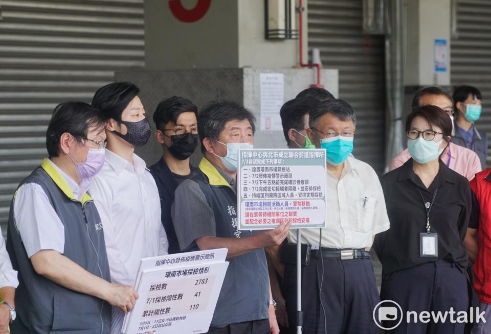 中央流行疫情指揮中心指揮官陳時中、台北市政府市長柯文哲日前因應環南市場疫情，宣佈成立聯合前進指揮所。   圖：張良一 / 攝