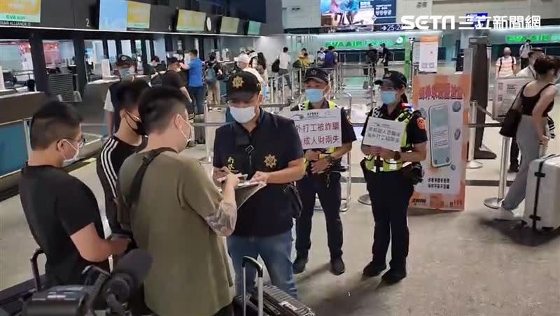 航警繼續在機場巡邏，舉牌提醒民眾。（圖／資料照）