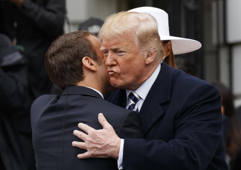 Un extraño 'bise' entre Donald Trump y Emmanuel Macron. (Getty Images)