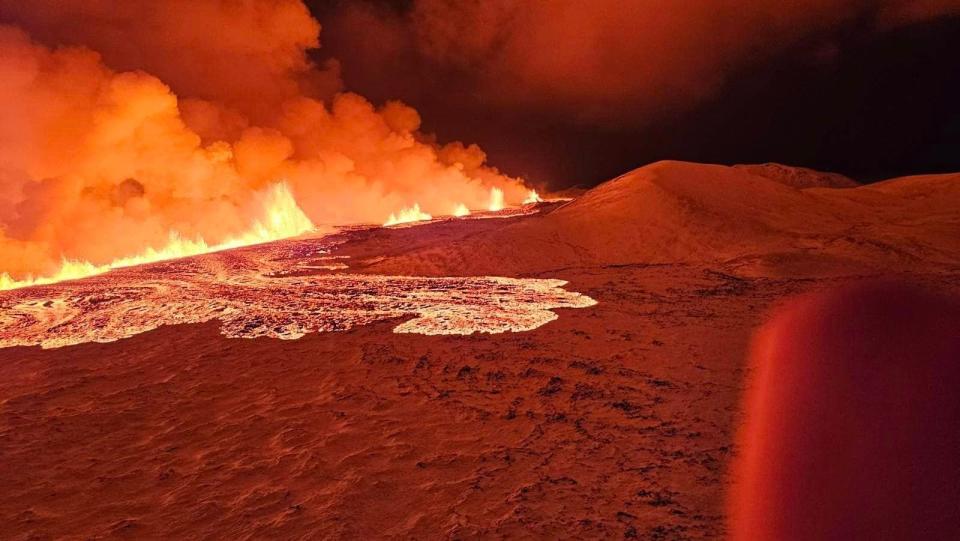 冰島雷克雅內斯半島火山週一（12月18日）爆發，與夜空呈鮮明對比。取自冰島氣象中心