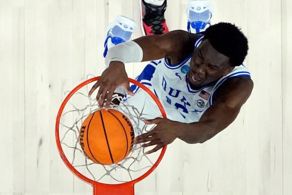 Mark Williams dunks the basketball.