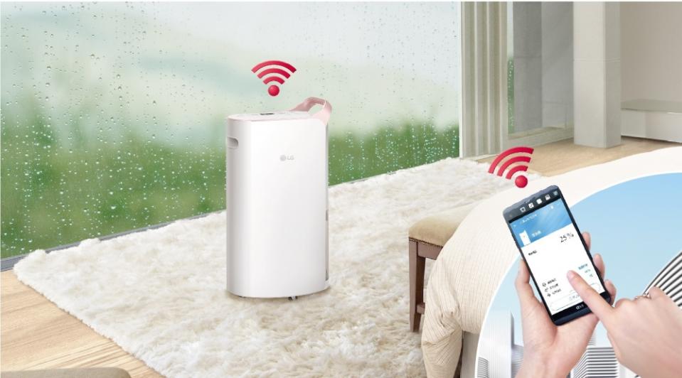 LG PuriCare™變頻除濕機搭載智慧WiFi遠端控制功能，即使外出也能透過LG SmartThinQ App遠端操控除濕機