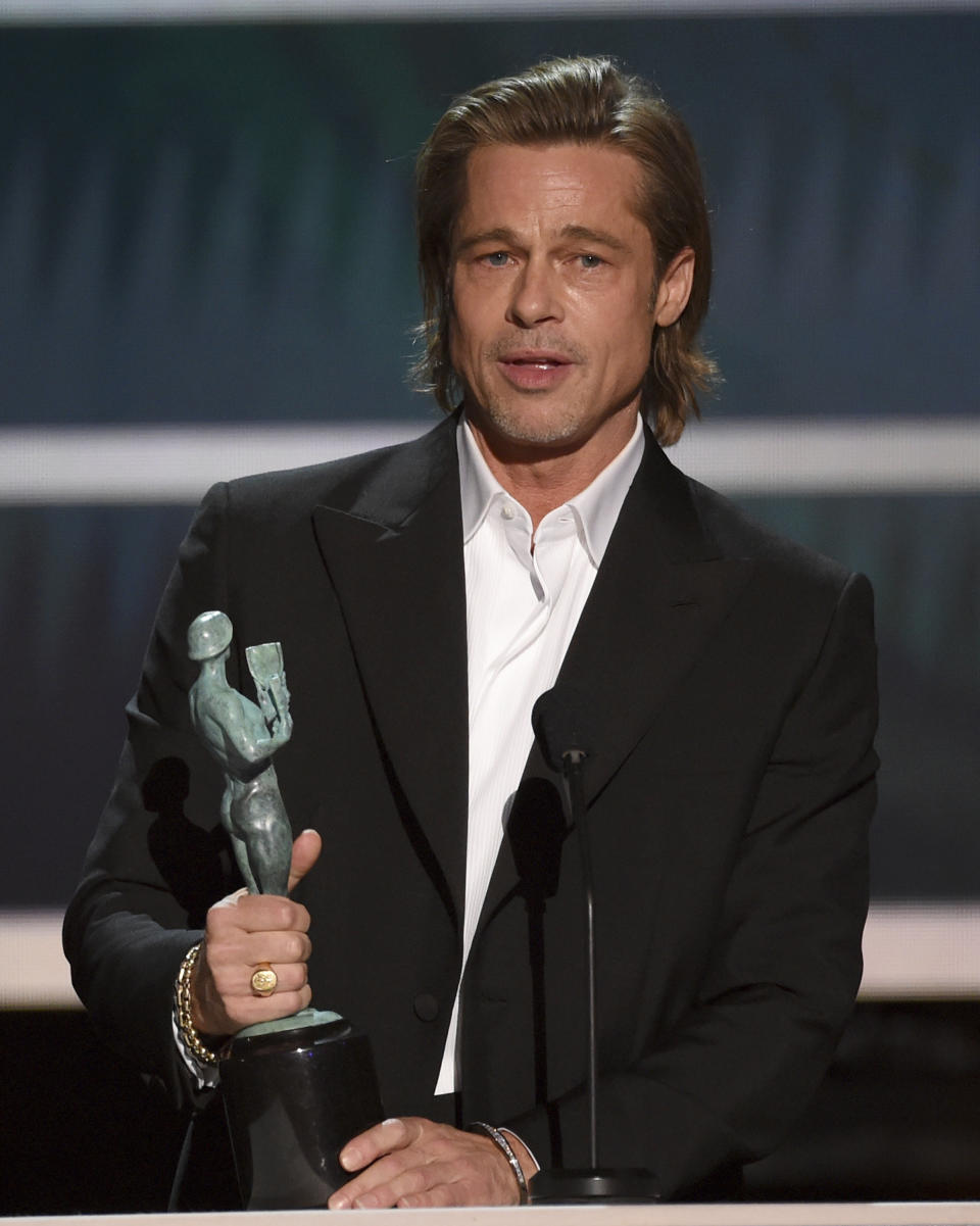 Brad Pitt recibe el Premio SAG al mejor actor de reparto por "Once Upon a Time in Hollywood", el domingo 19 de enero del 2020 en Los Angeles. (AP Foto/Chris Pizzello)