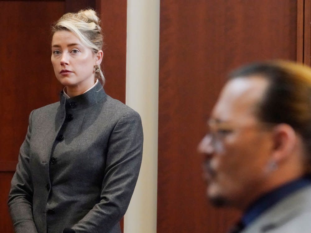 Amber Heard und Johnny Depp vor Gericht. (Bild: getty/STEVE HELBER / POOL/AFP via Getty Images)