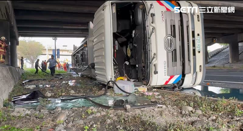 中油公司載滿柴油的油罐車沿彰化交流道南下匝道往彰化市區方向左轉時，因不明原因導致車輛翻覆至路肩。（圖／翻攝畫面）