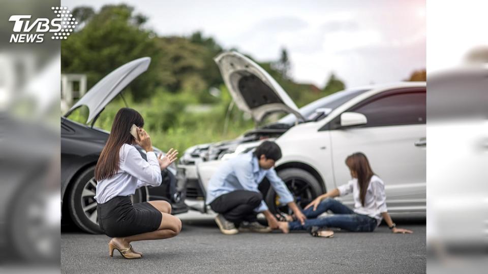 醫師表示，車禍留院觀察就能及時處理，降低後續風險。（非當事人，示意圖／shutterstock 達志影像）