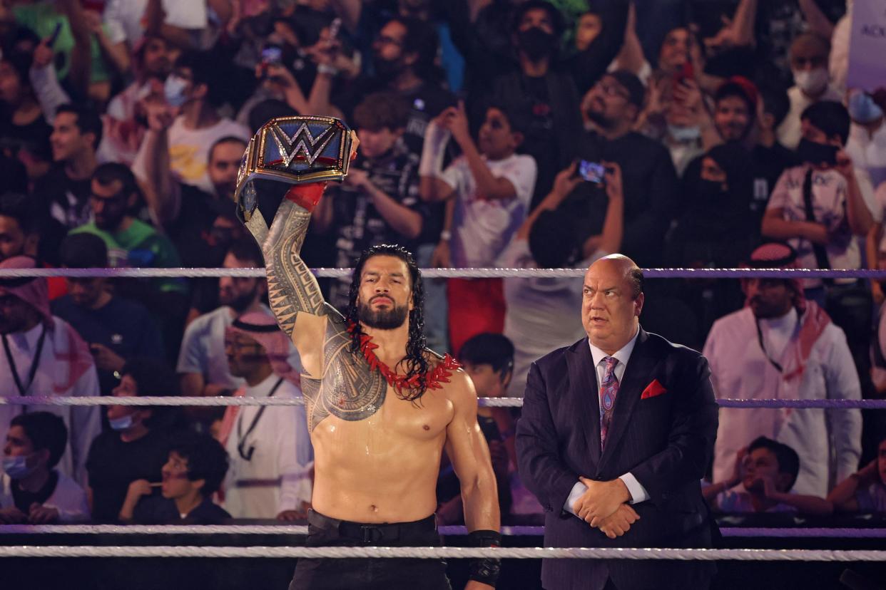 Roman Reigns, junto a Paul Heyman, como Campeón Universal en Crown Jewel 2021. (Fayez Nureldine/AFP vía Getty Images)