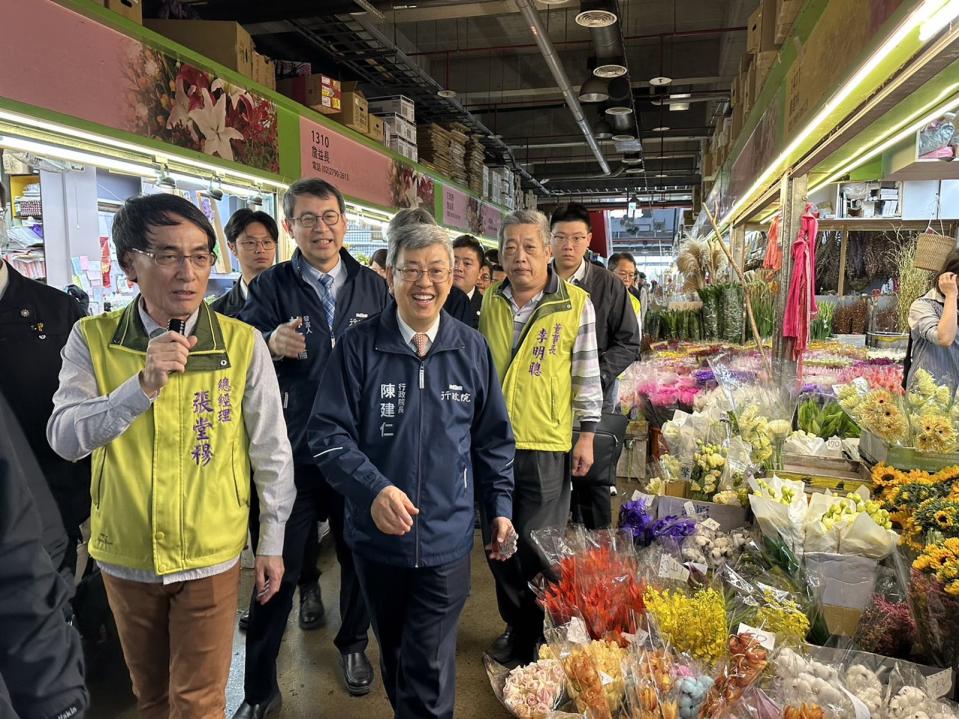 陳建仁（左二）今視察台北花市。（台北花卉產銷股份有限公司提供）