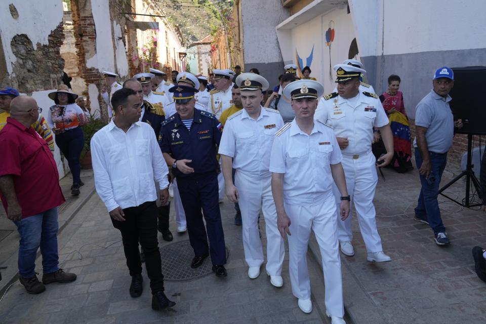 Miembros de tripulación rusos en una visita de bienvenida con autoridades en La Guaira, Venezuela, después de que la fragata Almirante Gorshkov y el buque petrolero Akademik Pashin de la Armada rusa atracaran en puerto, el martes 2 de julio de 2024. (AP Foto/Ariana Cubillos)