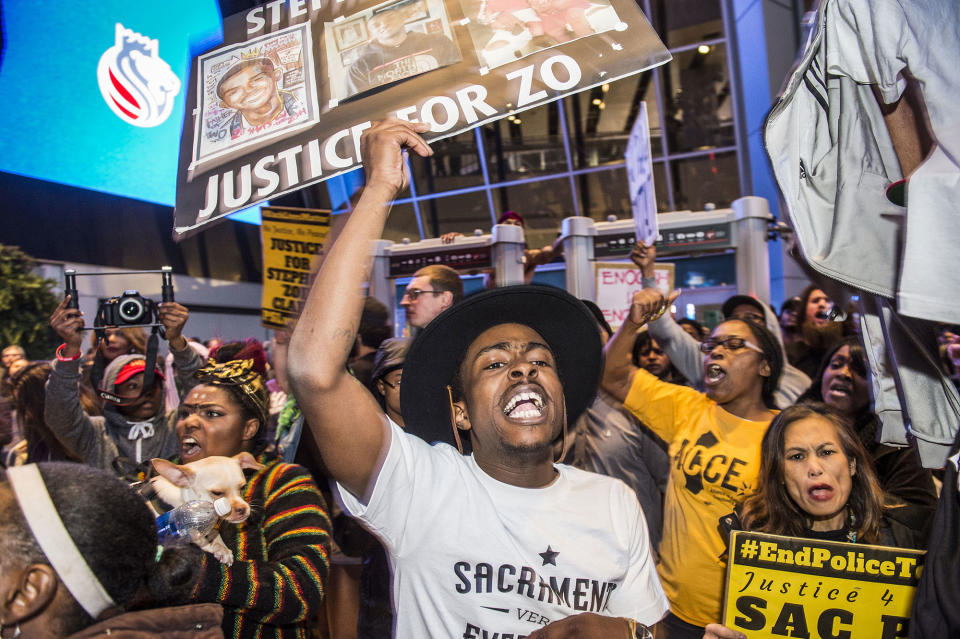 <p>Stevante Clark, the older brother of Stephon Clark, talks with supporters after they shut down the Golden 1 Center in Sacramento, Calif., Thursday, March 22, 2018 causing many Kings fans to miss the game against the Atlanta Hawks. Protesters decrying this week’s fatal shooting of Stephon Clark, an unarmed black man, marched from Sacramento City Hall and onto the nearby freeway Thursday, disrupting rush-hour traffic and culminating at the Golden 1 Center. (Photo: Hector Amezcua/TNS via ZUMA Wire) </p>