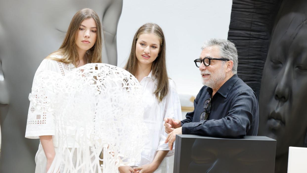 La princesa Leonor y la infanta Sofía hablando con Jaume Plensa durante el recorrido por su taller