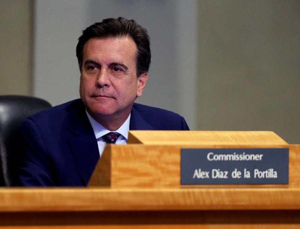 El comisionado Alex Díaz de la Portilla, del Distrito 1, en la reunión de la comisión de la Ciudad de Miami en Miami, la Florida, jueves 9 de enero de 2020.