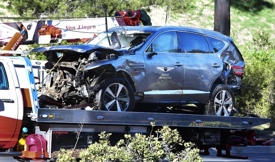 Así quedó el auto de Tiger Woods tras su accidente. (Foto: Frederic J. BROWN / AFP)