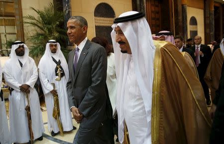 U.S. President Barack Obama and Saudi King Salman walk together following their meeting at Erga Palace in Riyadh, Saudi Arabia April 20, 2016. REUTERS/Kevin Lamarque