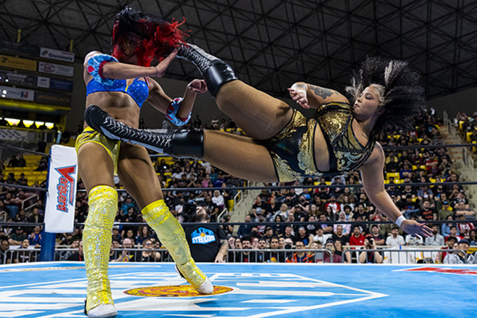 AEW fan favorite Willow Nightingale displays her athleticism with a drop kick on Mercedes Mone during the NJPW Women’s Strong Championship match.