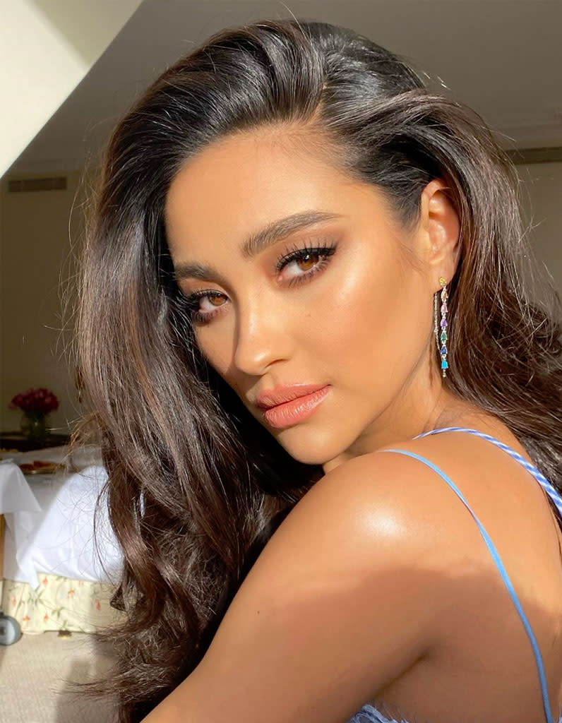 Le brushing wavy de Shay Mitchell