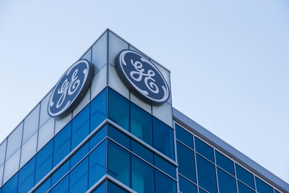 Das General Electric-Logo prangt oben am Global Operations Center am Flussufer von Cincinnati. (AP Foto / John Minchillo, Datei)