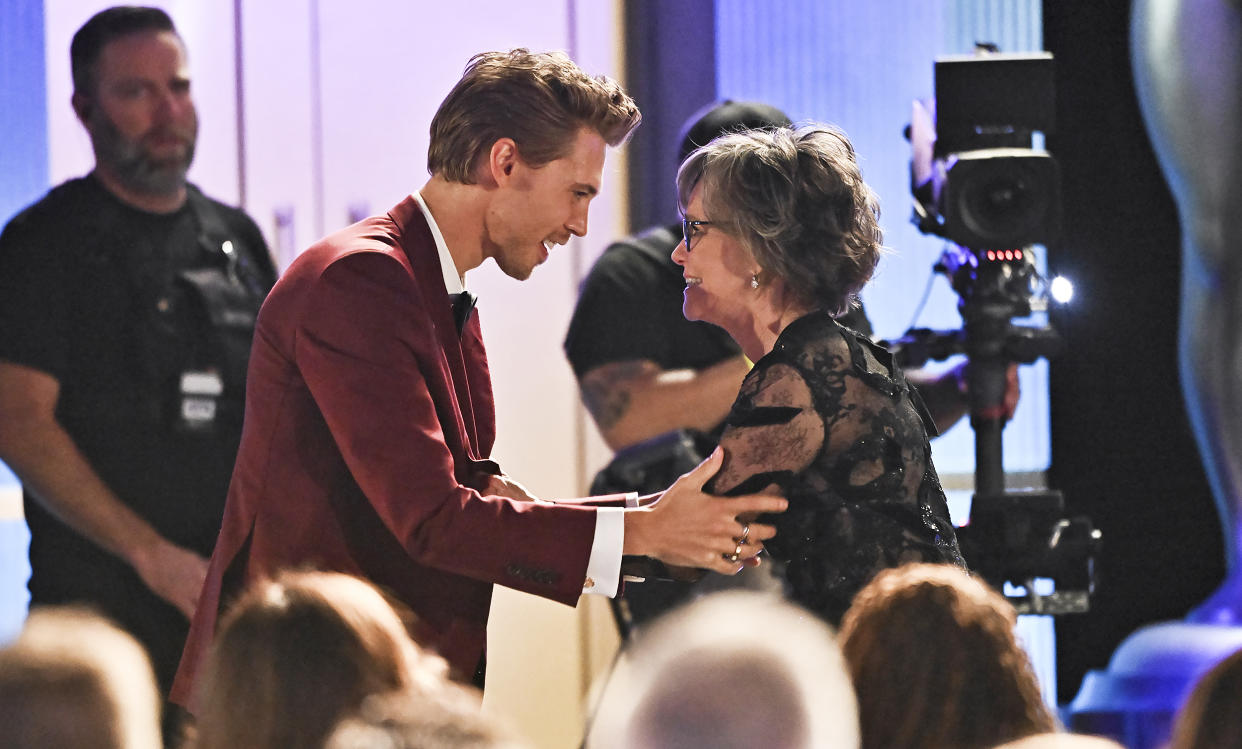 Austin Butler helps Sally Field at the 29th Annual Screen Actors Guild Awards. (Michael Buckner / Variety via Getty Images)