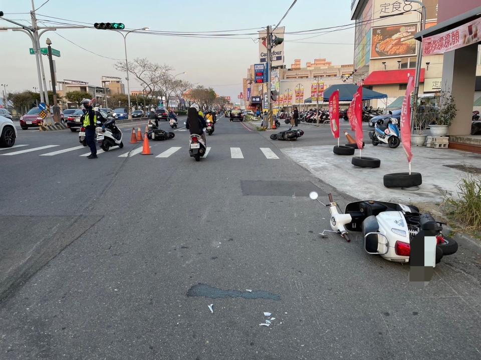 ▲彰化市金馬路發生一起7輛汽機車慘遭連環撞車禍，共釀6人輕重傷，肇事駕駛還棄車逃逸，被趕抵現場的員警循線查獲。（警方提供）