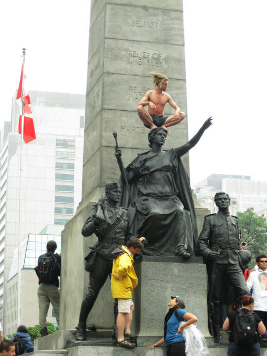 <b>Kopfschmuck</b> <br> <br> Dieser Owling-Anhänger schmückt den Kopf einer Statue. Die umstehenden Menschen scheinen die merkwürdige Pose nicht mal zu bemerken. (Bild: www.cheezburger.com)