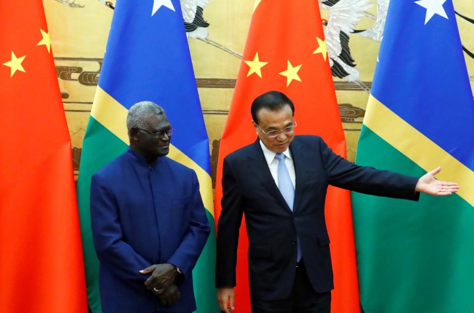 索羅門總理蘇嘉瓦瑞（Manasseh Sogavare）(左) 與中國國務院總理李克強。   圖：美聯社／達志影像