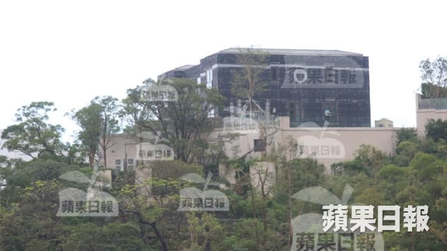 「亞洲樓王」山頂Mount Nicholson最前端的一號洋房，業主將洋房外牆原有的天然石材全部拆掉，「剝光豬」等候添上豪華物料，違反公契條文。