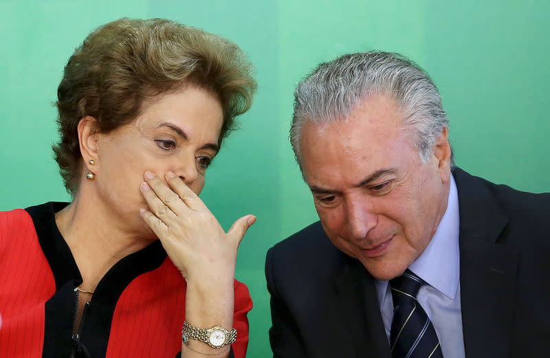 La présidente brésilienne Dilma Rousseff et son vice-président Michel Temer, chef de file du PMDB. Le premier parti politique brésilien a annoncé mardi qu'il quittait la coalition gouvernementale, accroissant encore la probabilité d'une destitution de la présidente Dilma Rousseff. /Photo prise le 2 mars 2016/REUTERS/Adriano Machado