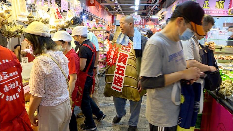 解封後第一個端午節　南門市場擠爆！業者凌晨3點就位備戰