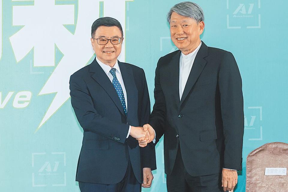 候任閣揆卓榮泰（左）與準經濟部長郭智輝（右）握手。 （本報資料照片）